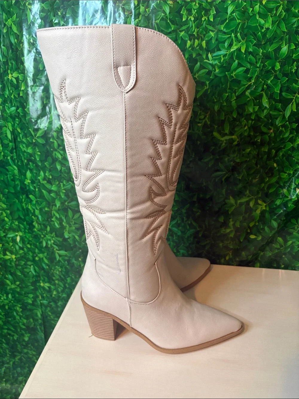 Beautiful Cream Cowgirl Boots